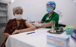 TP.HCM yêu cầu khẩn trương tiêm vắc xin cho người trên 65 tuổi