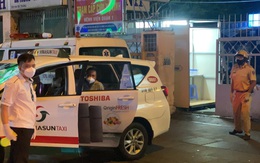 Công an và tài xế taxi phối hợp đưa một bảo vệ khó thở đi cấp cứu kịp thời