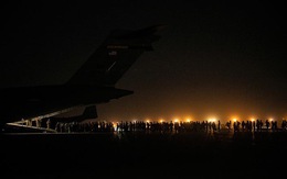 Sân bay Kabul hỗn loạn sau khi Taliban tiến vào thành phố