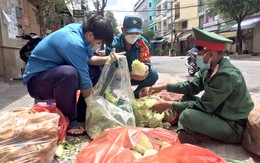 Cán bộ phường cùng bộ đội xắn tay lặt rau, đóng gói thực phẩm mang cho dân