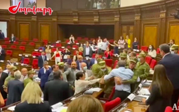 Các nghị sĩ Armenia đánh nhau ngay giữa phòng họp lớn
