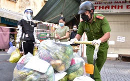 Chiến sĩ công an ‘chốt đơn’ đi chợ giúp dân ngay trong ngày