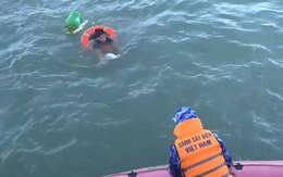 Ngư dân chết đuối khi ôm phao bơi vào bờ