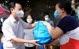 Thành ủy TP.HCM trao 2.400 túi quà an sinh đến người dân khó khăn