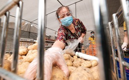 Hà Nội: Chợ đầu mối đóng cửa, tiểu thương gặp khó, giá thực phẩm tăng