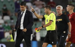 Video Mourinho nhận thẻ đỏ vì xông vào sân trong trận giao hữu của Roma