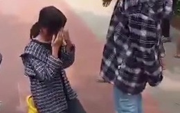 Nữ sinh lớp 7 bị một thanh niên tát, bắt quỳ gối xin lỗi nữ sinh khác ngay sân trường