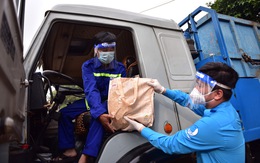 2.000 giỏ quà nghĩa tình trao tay công nhân vệ sinh môi trường
