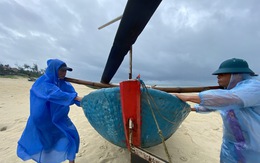 Ngư dân Quảng Nam hối hả đưa ghe thuyền lên bờ