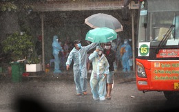 Dầm mưa hỗ trợ hơn 100 phụ nữ mang thai về quê tránh dịch