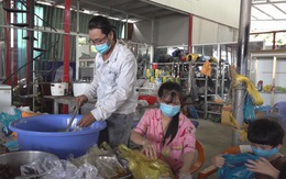 Cuộc thi ‘Lan tỏa năng lượng tích cực 2021’: 'Biệt đội' thợ sửa xe nấu cơm cho người nghèo mùa dịch