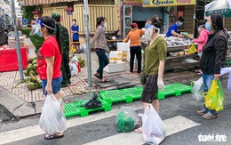 TP.HCM mở chợ dã chiến, dân phấn khởi đi chợ mua đủ loại thực phẩm