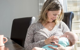 Các bà mẹ có thể truyền kháng thể COVID-19 cho con qua sữa mẹ