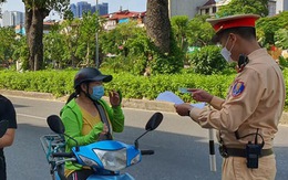 Hà Nội: Cảnh sát giao thông và công an xã, phường sẽ duyệt, cấp giấy đi đường cho người dân