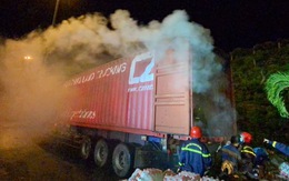 Xe container chở hàng bốc khói ngùn ngụt trước cửa hầm Hải Vân