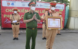 Thủ tướng và Bộ Công an tặng bằng khen các chiến sĩ Công an TP.HCM phòng chống dịch