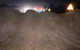 Vụ xe đâm vào đống cát, 2 mẹ con chết: Đường đang thi công có rào chắn, chưa cho xe qua lại