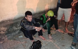 Người dân vây bắt 2 tên cướp giật túi xách của 1 cô gái ở TP.HCM