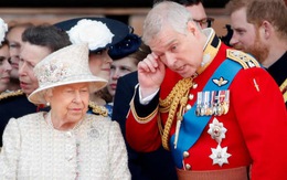 Các tước vị và chức vụ của Hoàng tử Andrew được trả lại Nữ hoàng