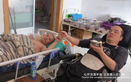 Video: Con trai bị bại liệt chăm sóc cha già bệnh liệt giường
