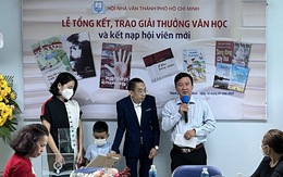 Gia đình nhà văn Lê Văn Nghĩa tặng hiện kim giải Cống hiến cho trường cũ Bình Tây
