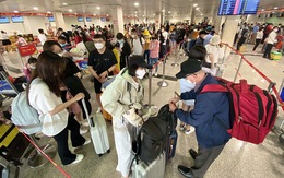 Sân bay Tân Sơn Nhất chật ních người, Cục Hàng không xử lý ra sao?