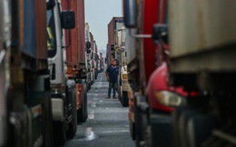 Container kẹt cứng trên xa lộ Hà Nội, Thủ Đức, 4 tiếng 'lết' được vài trăm mét