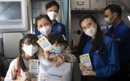 Trên chuyến bay đưa sinh viên, công nhân về Tết: Mừng bật khóc