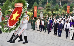 Lãnh đạo TP.HCM dâng hương, hoa tưởng nhớ các anh hùng dân tộc