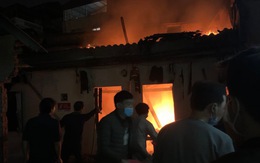 Bình gas phát nổ hất tung mái nhà trọ, 3 người chết