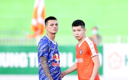 Màn trình diễn trái ngược của hai trung vệ mới được gọi lên tuyển Việt Nam