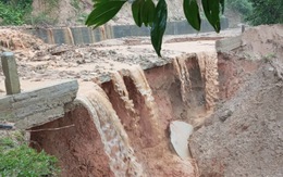 Bình Định: Nhiều hộ dân phải di dời vì mưa lớn, sạt lở đất