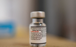 Hàng chục ngàn liều vắc xin COVID-19 ngoại lần đầu đến Trung Quốc