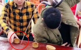 Hai thanh niên biểu diễn uống trà đạo cồng kềnh nhất quả đất