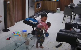 Mẹ thót tim khi mở camera xem lại cảnh con trai 4 tuổi bế em 3 tháng