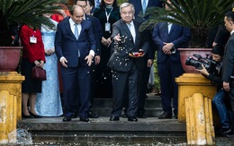 Tổng thư ký Liên Hiệp Quốc Antonio Guterres thăm nhà sàn Bác Hồ