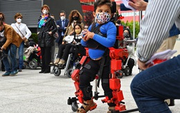 Áo giáp robot - món quà đặc biệt giúp trẻ bị liệt tự tin hơn