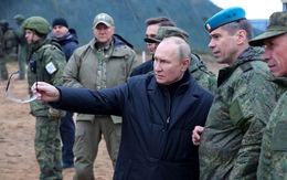 Video: Tổng thống Putin nằm bắn súng trường
