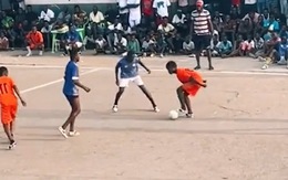 Cầu thủ châu Phi tấu hài cà khịa đối phương