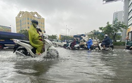 Mưa lớn, người Đà Nẵng lại hốt hoảng khi đi trên đường