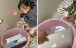 Con gái 2 tuổi lấy laptop của bố đi... 'giặt'