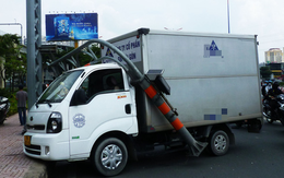Xe tải nhẹ của công ty logistics tông sập khung thép chắn cầu Sài Gòn