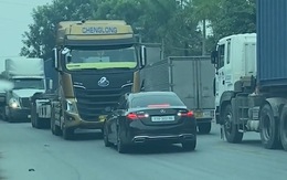 Xe Mercedes chạy ngược chiều bị tài xế container ép về đúng làn