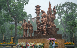 Ảnh tri ân lính cứu hỏa tại tượng đài Công an nhân dân đoạt giải thi ảnh Hà Nội