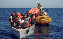 Pháp chỉ trích Ý 'ích kỷ', 'thiếu trách nhiệm' khi từ chối tiếp nhận tàu chở người di cư