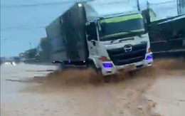 Phú Yên: Mưa lớn gây ngập quốc lộ 1, sập 2 nhà, 2 người bị thương