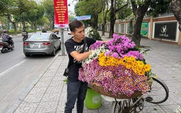 Tranh cãi chuyện xử lý người bán hoa dạo trên phố