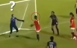 Nữ cầu thủ báo hại đội nhà bị penalty vì tưởng mình là thủ môn