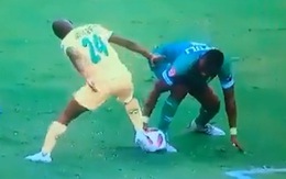 Cầu thủ dùng tay khều bóng qua người rồi ăn vạ kiếm penalty