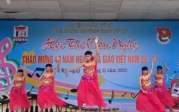 Nhóm nam sinh múa bụng, lắc mông siêu dẻo trong hội thi mừng 20-11